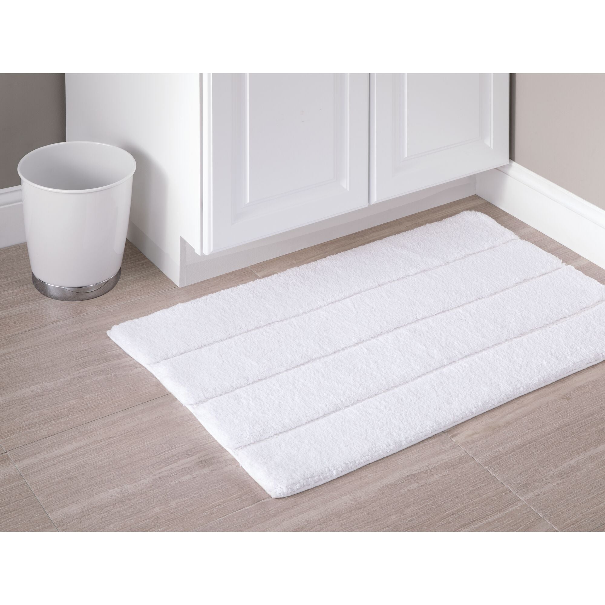 Alfombra rallada blanca  para baño 34" X 21"