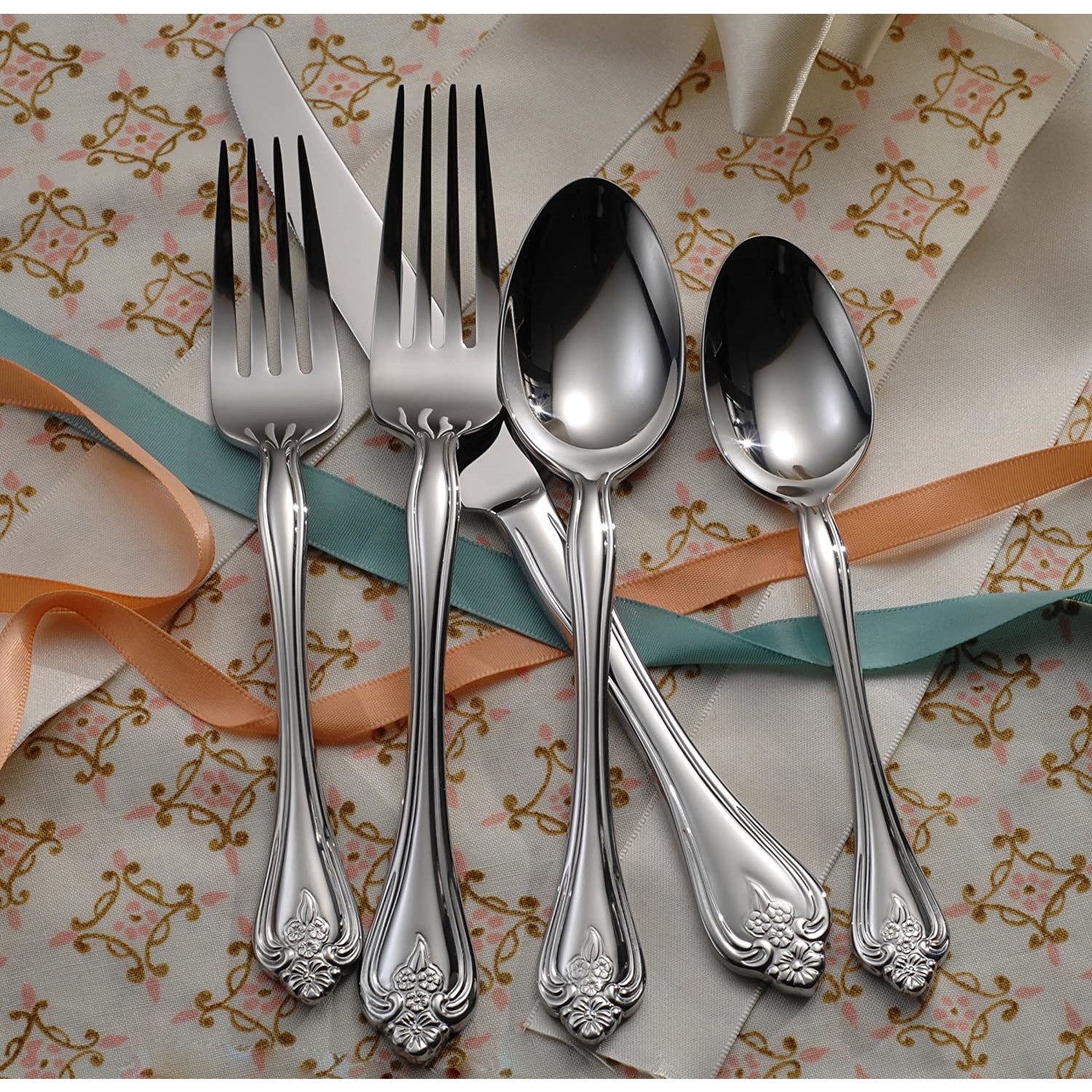 Boutonniere 20 piece set service for 4